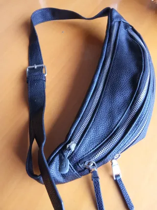 Riñonera Piel Stradivarius Negra