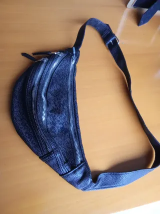 Riñonera Piel Stradivarius Negra