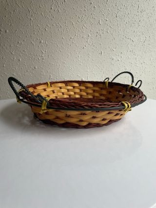 Cesta redonda de mimbre y metal