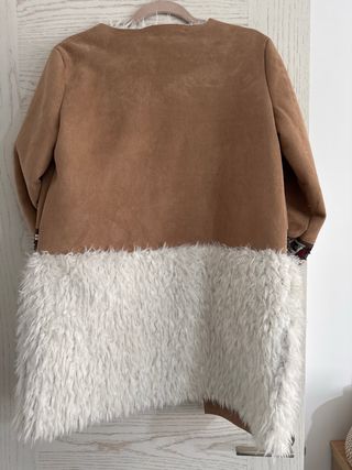 Abrigo de pelo marrón y blanco