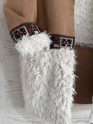 Abrigo de pelo marrón y blanco