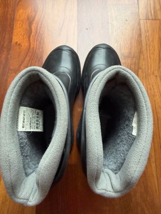 Botas de agua y montaña negras.