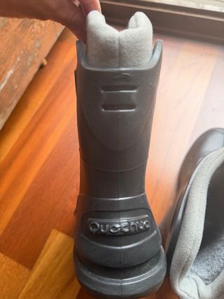 Botas de agua y montaña negras.