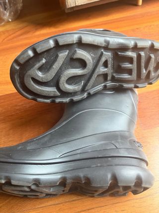 Botas de agua y montaña negras.