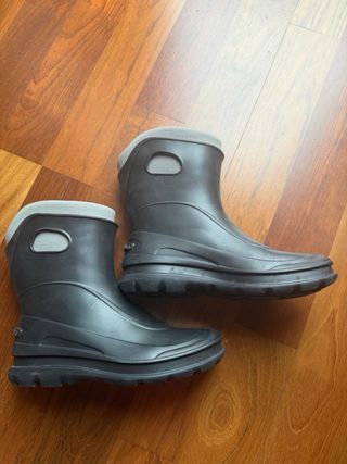 Botas de agua y montaña negras.