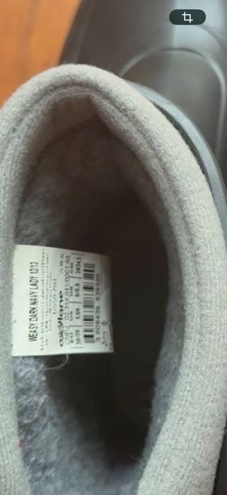 Botas de agua y montaña negras.