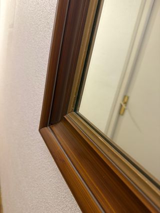 Espejo de madera con marco marrón