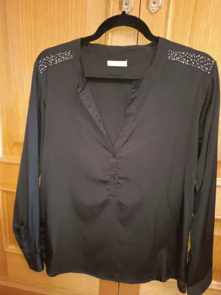 Blusa negra con pedrería
