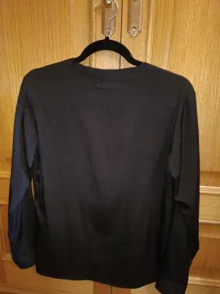 Blusa negra con pedrería