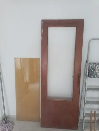 Puerta antigua madera con cristal