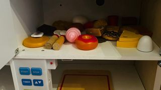 Cocinita de madera con accesorios