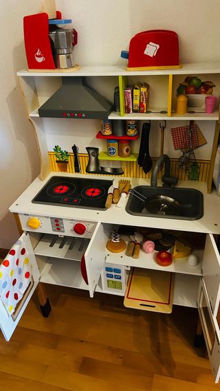 Cocinita de madera con accesorios