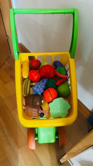 Cocinita de madera con accesorios