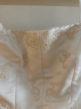 Abito da Sposa con ricami dorati