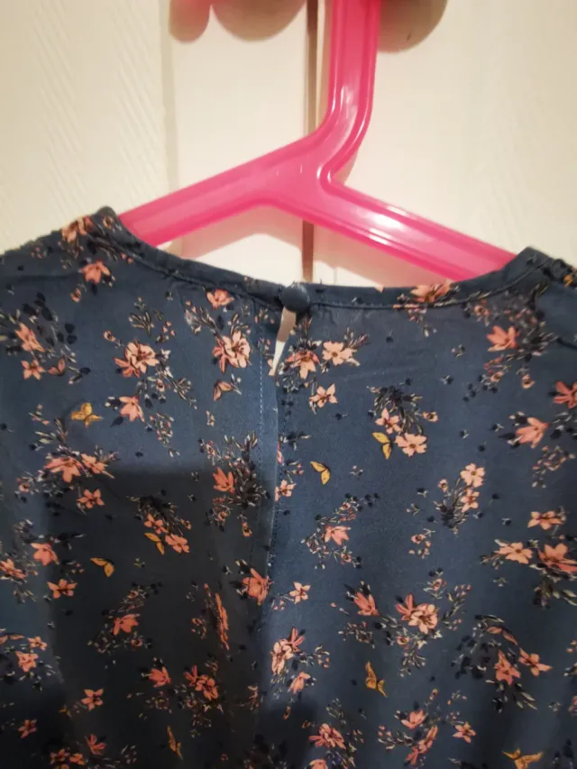 Vestido azul con flores rosa palo. Mango