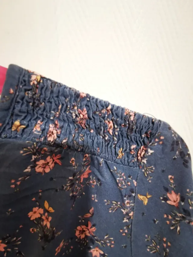 Vestido azul con flores rosa palo. Mango