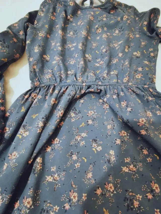 Vestido azul con flores rosa palo. Mango