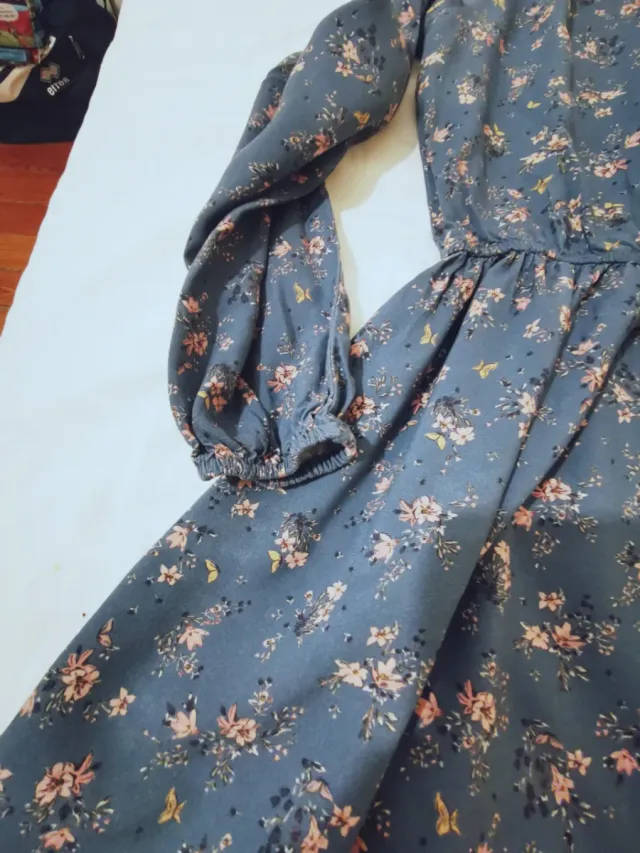 Vestido azul con flores rosa palo. Mango