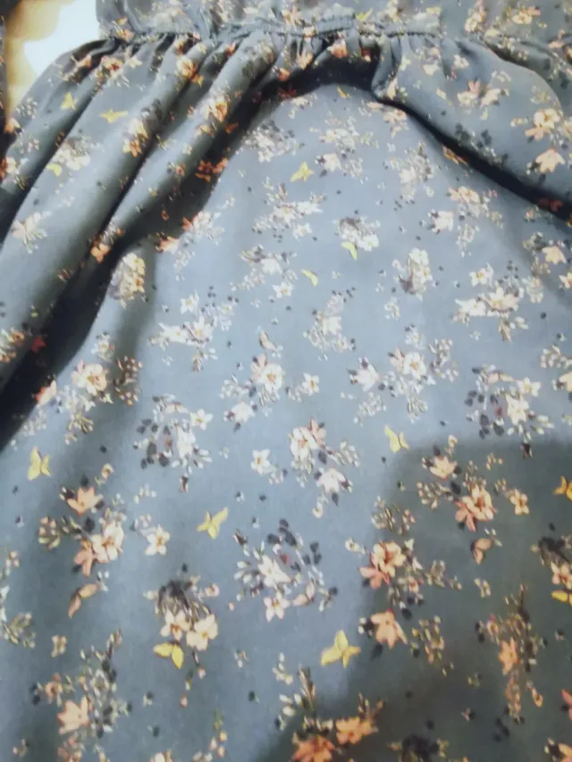 Vestido azul con flores rosa palo. Mango