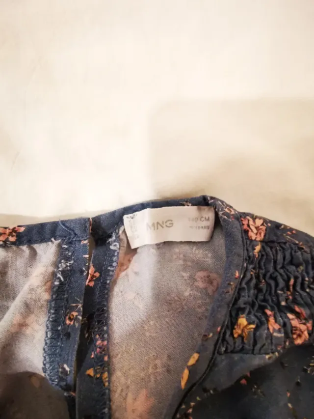 Vestido azul con flores rosa palo. Mango