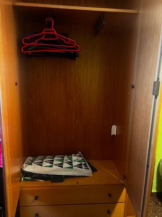 Armario de madera con estanterías en rinconera