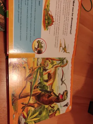 Llibres de dinosaure amb llanterna i mini Larousse