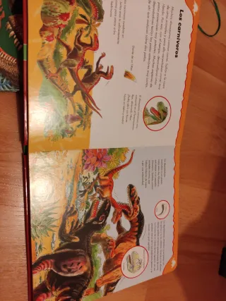 Llibres de dinosaure amb llanterna i mini Larousse