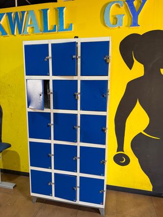 Taquillas metálicas azules y blancas