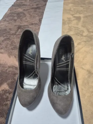 Tacones marron-grises con tacones fino