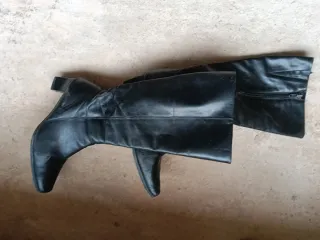 Botas de piel negras