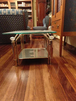 Mesa auxiliar cristal y metal dorado