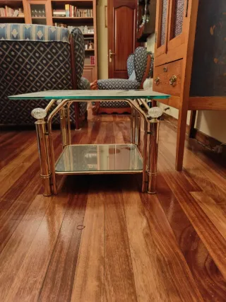 Mesa auxiliar cristal y metal dorado