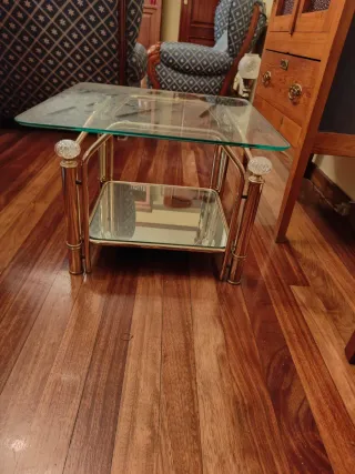 Mesa auxiliar cristal y metal dorado