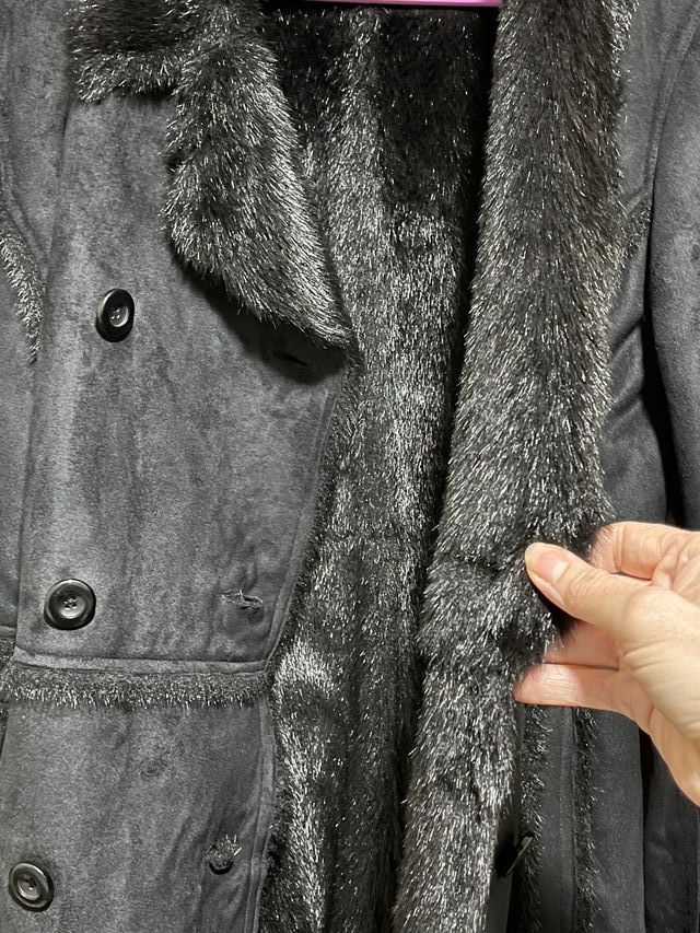 Chaquetón negro imitación ante con cinturón