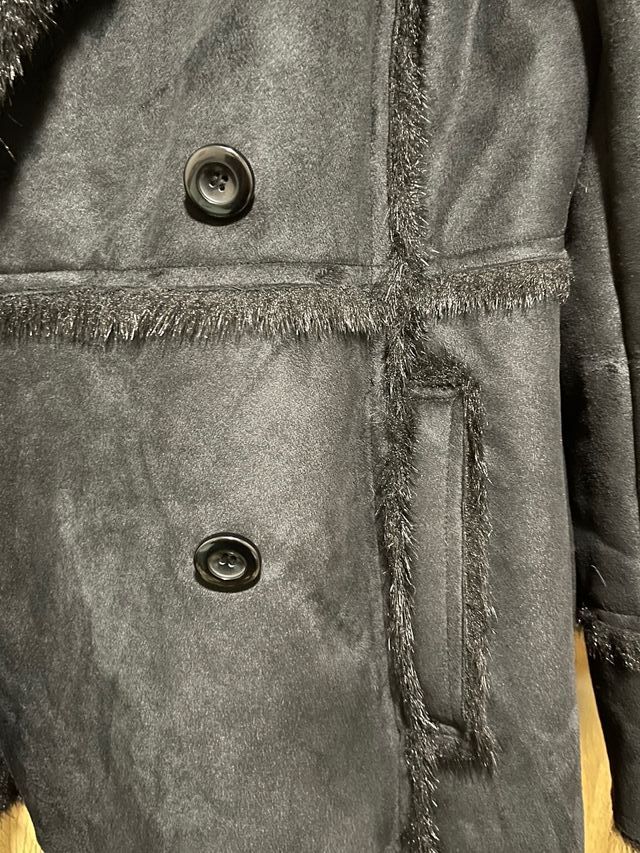 Chaquetón negro imitación ante con cinturón