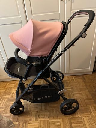 Silla de bebé gris y rosa. En muy buen estado.