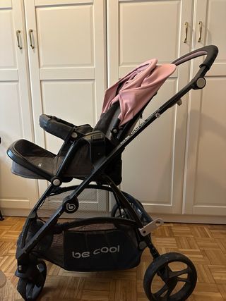 Silla de bebé gris y rosa. En muy buen estado.