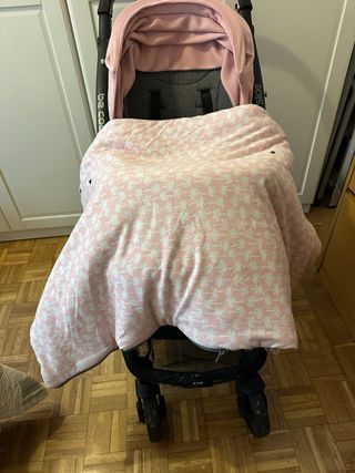 Silla de bebé gris y rosa. En muy buen estado.