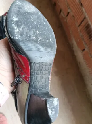 Botas de piel negras y rojas