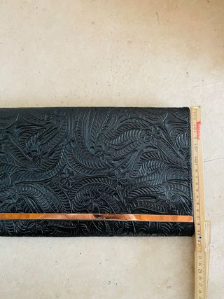 Pochette nera con dettagli oro