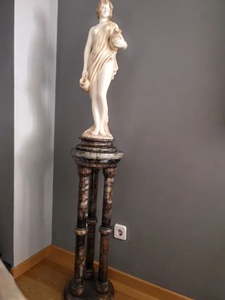 Estatua Hebe, diosa griega con pedestal