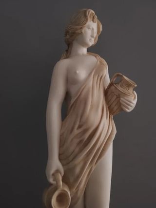 Estatua Hebe, diosa griega con pedestal