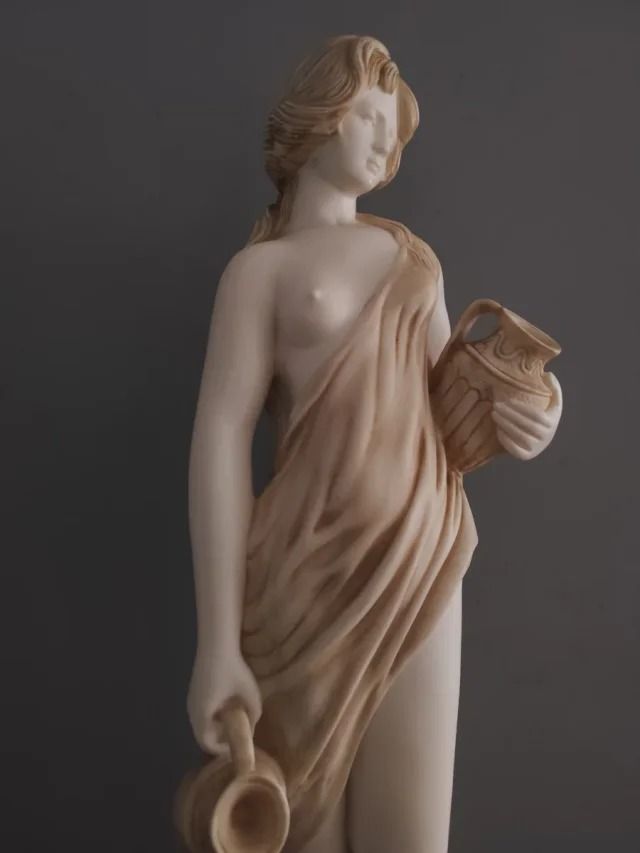 Estatua Hebe, diosa griega con pedestal