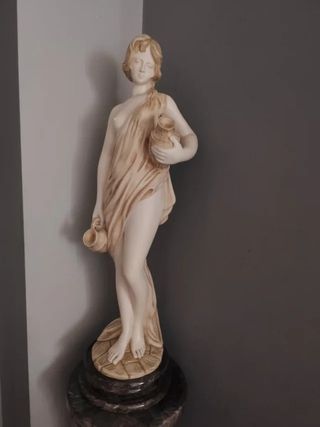 Estatua Hebe, diosa griega con pedestal