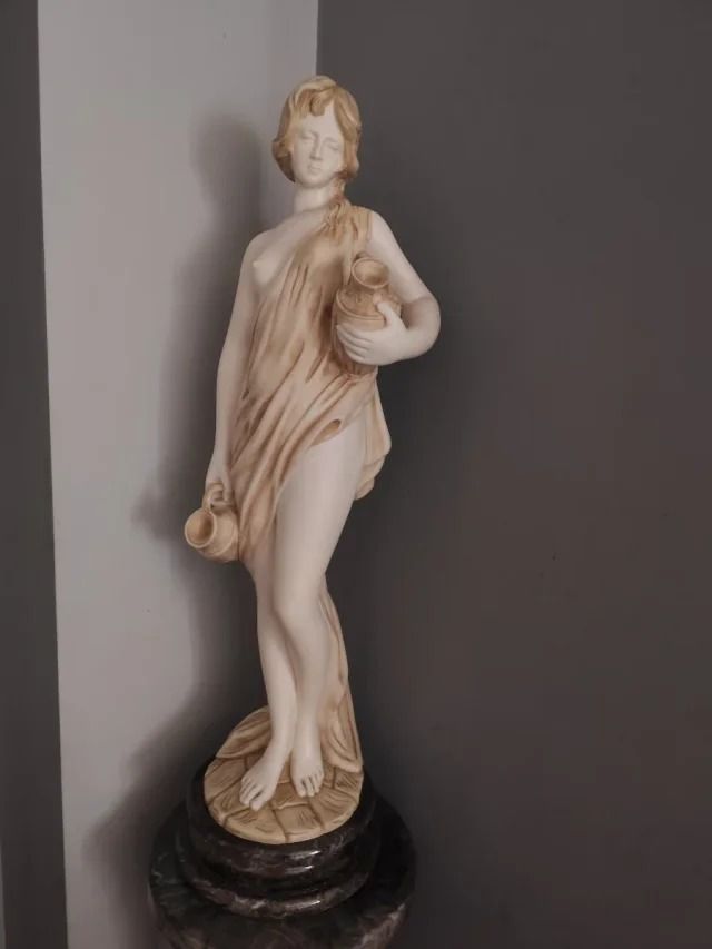Estatua Hebe, diosa griega con pedestal
