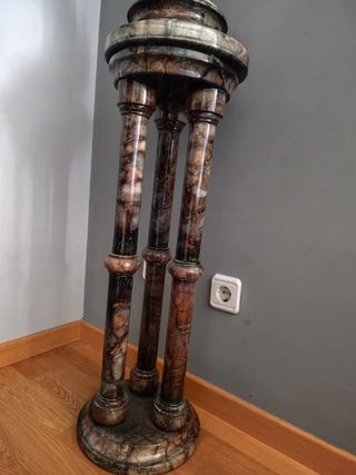 Estatua Hebe, diosa griega con pedestal