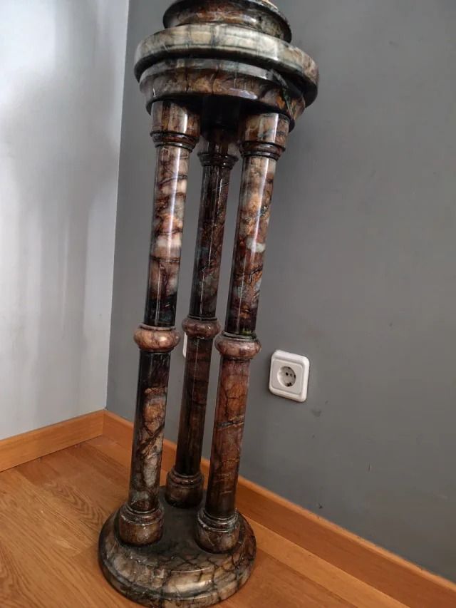 Estatua Hebe, diosa griega con pedestal