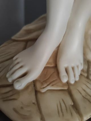 Estatua Hebe, diosa griega con pedestal