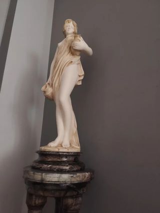Estatua Hebe, diosa griega con pedestal