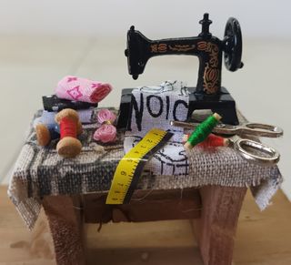 Miniatura mesa de costura con accesorios